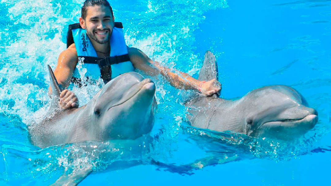 nadar-con-delfines-02
